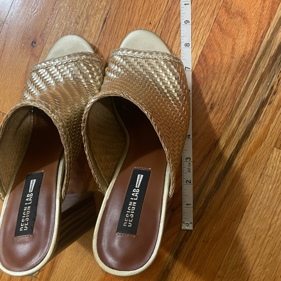 Gold woven block heel sandal - Picture 7 of 9